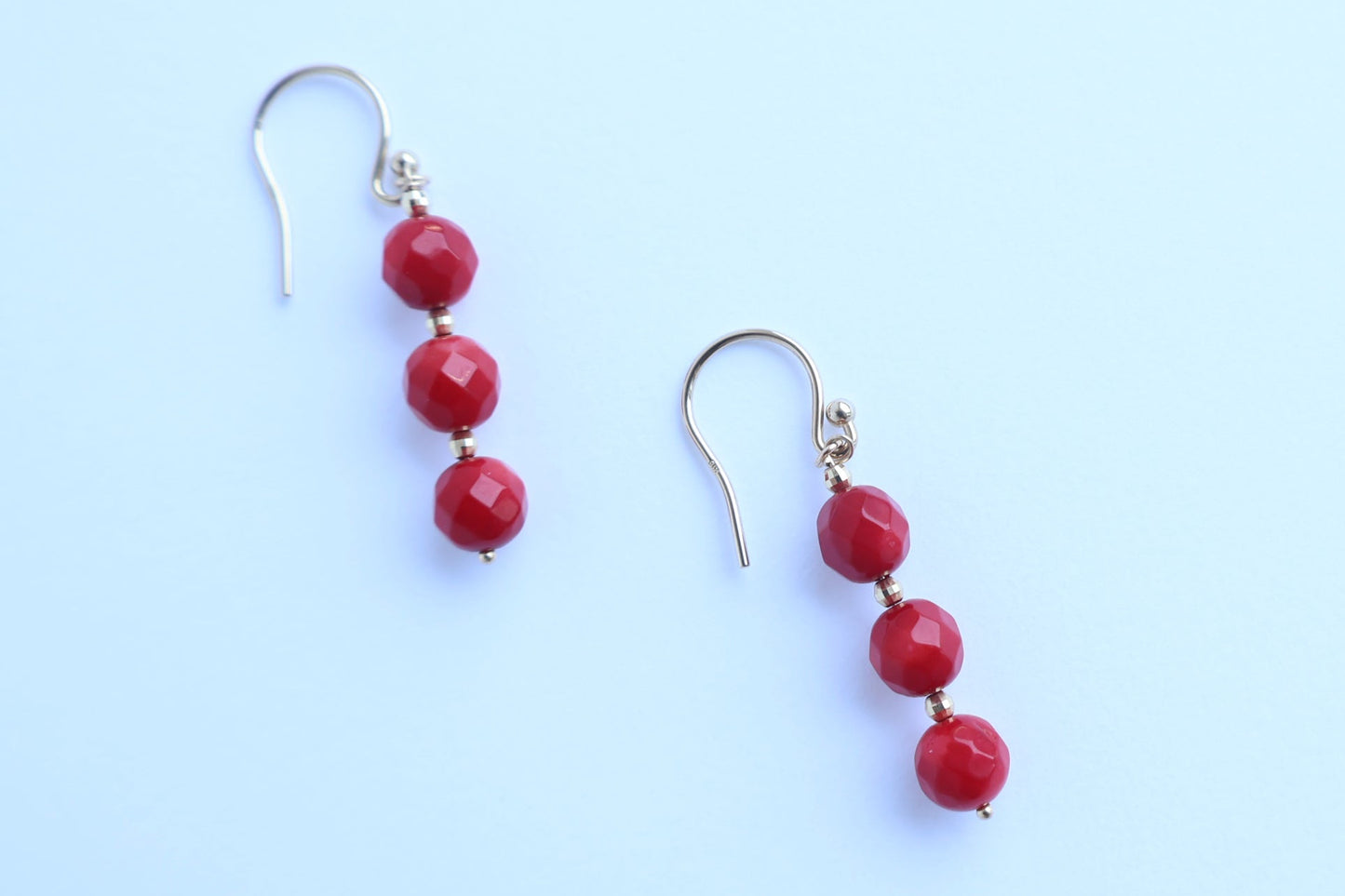 Queen’s Coral Earrings – 深海から届く光のささやき
