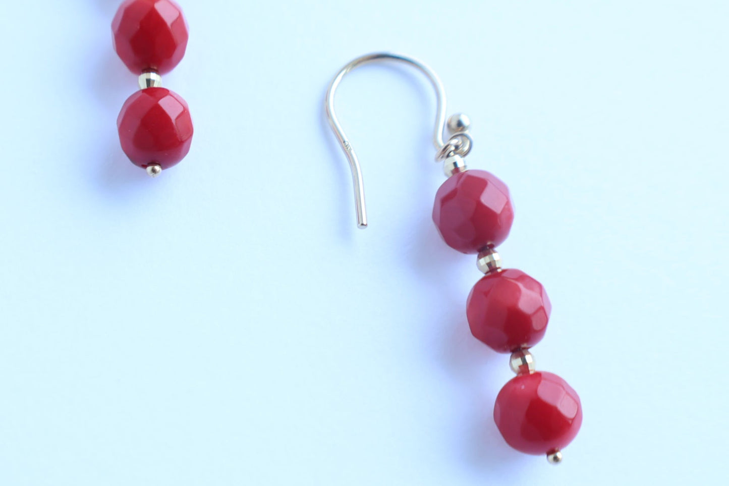 Queen’s Coral Earrings – 深海から届く光のささやき