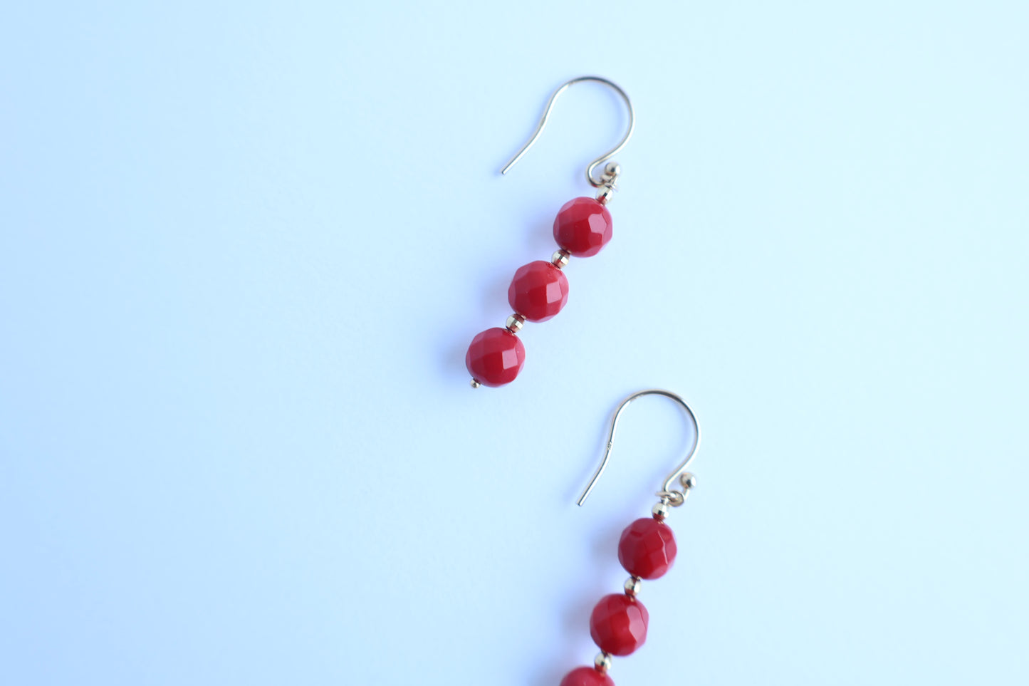 Queen’s Coral Earrings – 深海から届く光のささやき