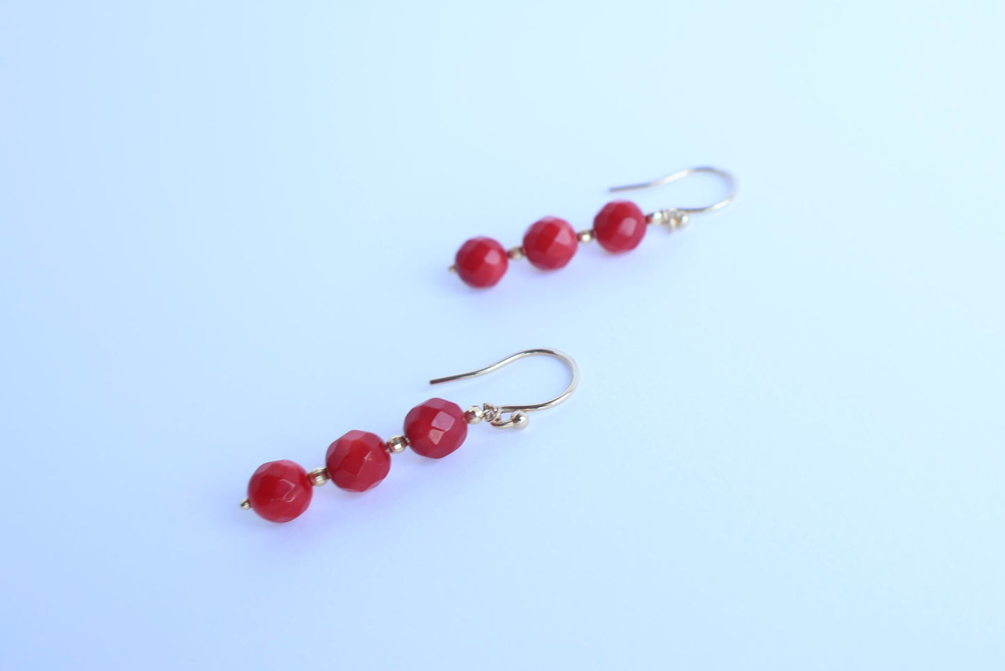 Queen’s Coral Earrings – 深海から届く光のささやき