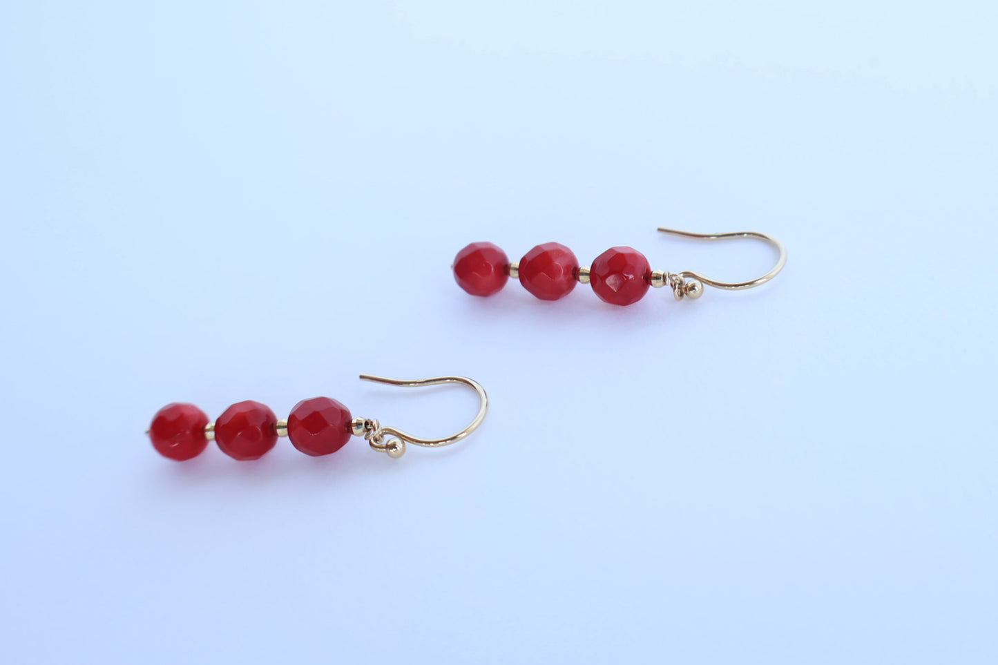 Queen’s Coral Earrings – 深海から届く光のささやき