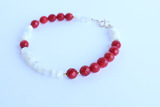 Queen’s Coral Bracelet – 女王の祈りを抱く手もと