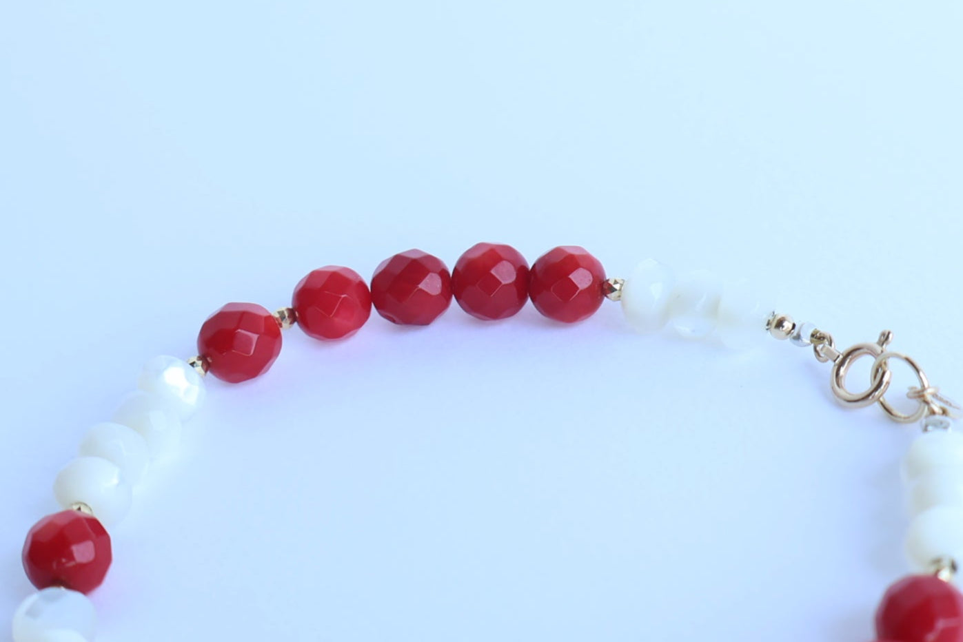 Queen’s Coral Bracelet – 女王の祈りを抱く手もと
