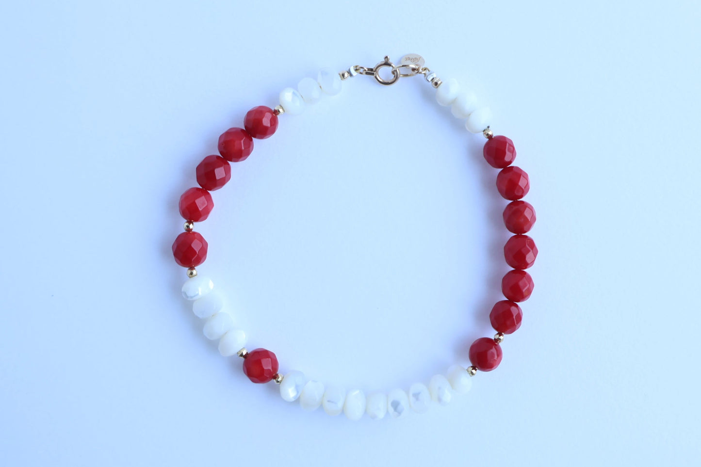 Queen’s Coral Bracelet – 女王の祈りを抱く手もと