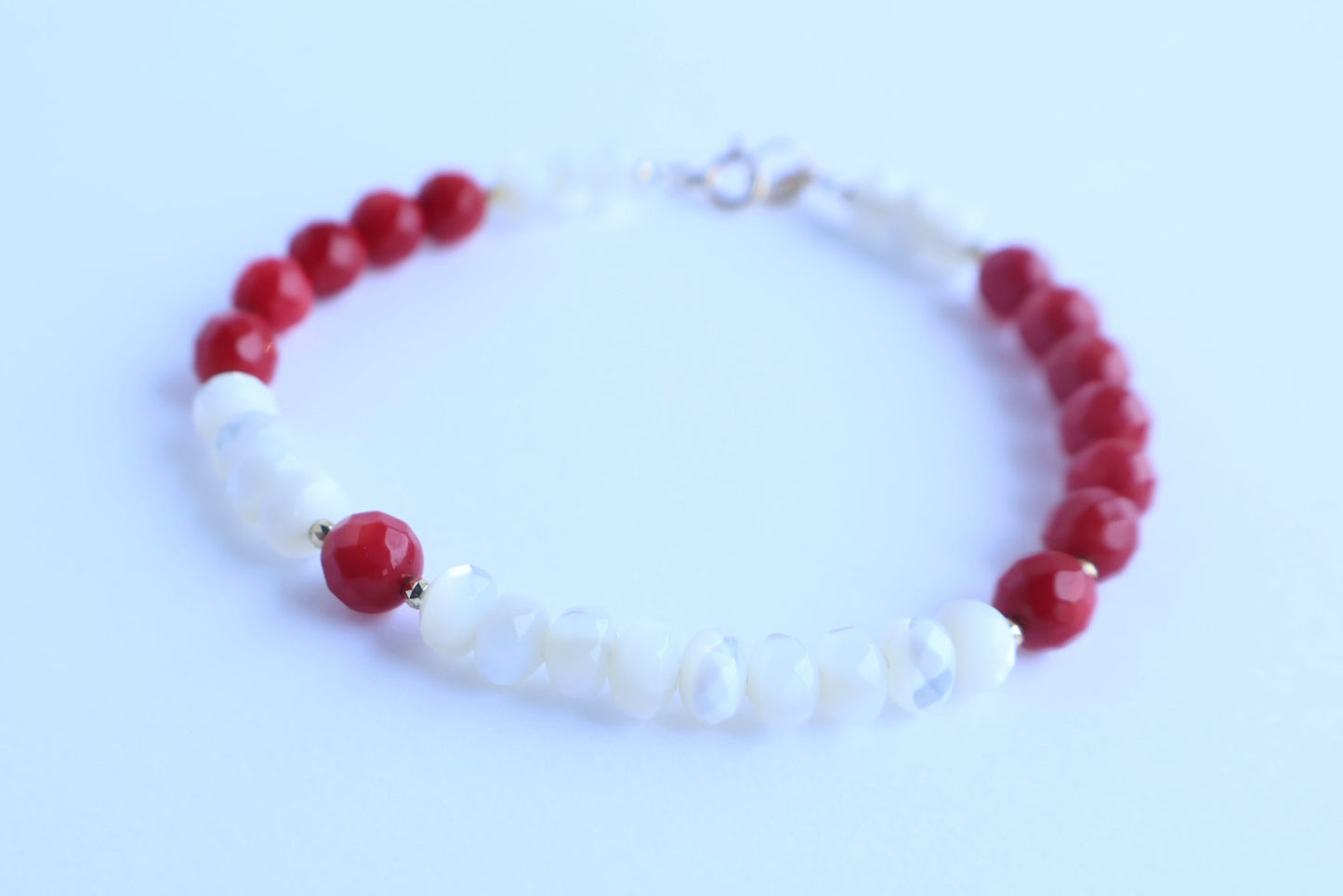 Queen’s Coral Bracelet – 女王の祈りを抱く手もと