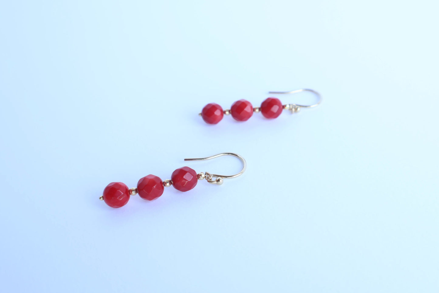 Queen’s Coral Earrings – 深海から届く光のささやき