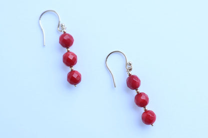 Queen’s Coral Earrings – 深海から届く光のささやき