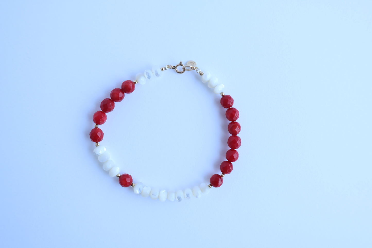 Queen’s Coral Bracelet – 女王の祈りを抱く手もと