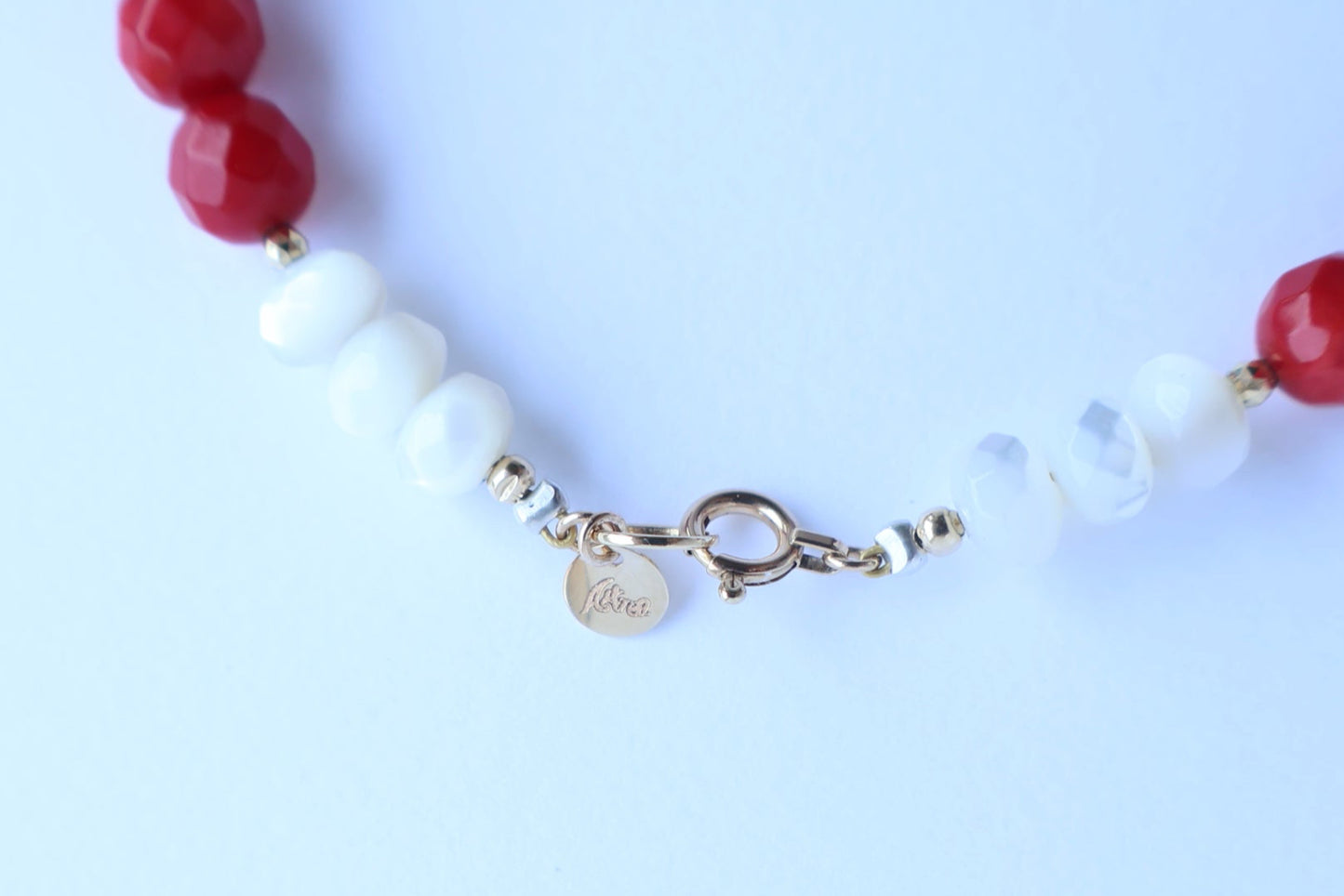 Queen’s Coral Bracelet – 女王の祈りを抱く手もと