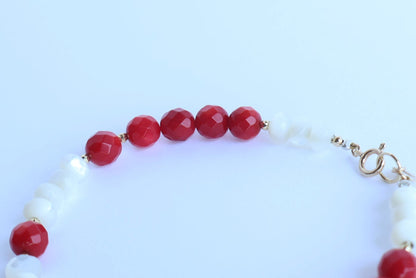 Queen’s Coral Bracelet – 女王の祈りを抱く手もと