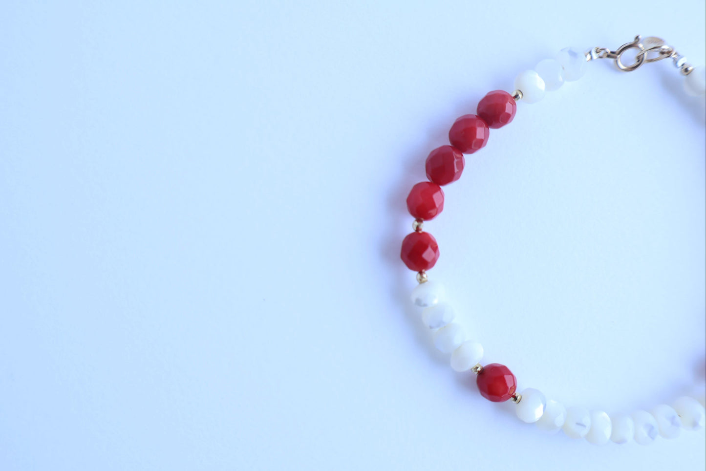 Queen’s Coral Bracelet – 女王の祈りを抱く手もと