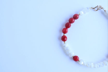 Queen’s Coral Bracelet – 女王の祈りを抱く手もと